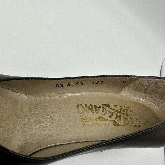Salvatore Ferragamo Pumps 7 B Brown Gold Hardware Closed Toe Heels Shoes Italy - Picture 8 of 14